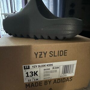 Yeezy Slides (kids)size 13k unisex